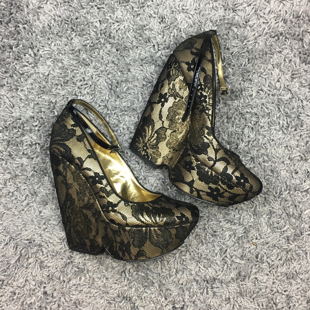 📦 gold & black lace wedges